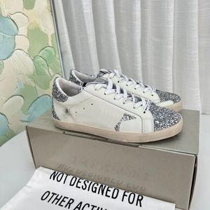 DUPE MEN BUTS Designer Sneakers Super Star Classic White Trainers Women But Casual Shoe Włochy marka do starego brudnego trampka