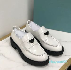 Stivali scarpe casual di alta qualità Triangolo da donna Designer Nero Bianco Scarpe in vernice con plateau Ciabatte Mocassini classici opachi Pantofola stilista