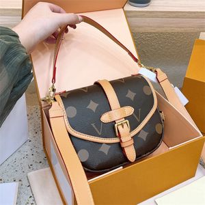 Borse da donna di lusso Saumur Bb Borse a tracolla stile maschile Borse da outfit Lettera Borsa a tracolla moda Borsa a tracolla con scudo medio antico