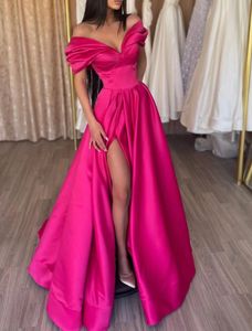 2023 Hot Pink Fuchsia Arabiska aftonklänningar bär vintage satin utanför axeln hög sida delad bollklänning prom klänning formell fest andra mottagnings klänningar