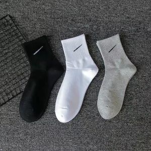 Sportsocken Strümpfe Männer und Frauen Baumwoll -Sportsocken 10 Farben 3 Längen Großhandel Preis Ins Hot Style Mens Solid Sports Athletic Work Plain Crew Socken s