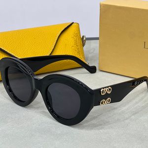 Lyxdesigner solglasögon för kvinnor kattögonglasögon med fall oregelbundna ramdesign solglasögon som kör rese shopping strandkläder solglasögon
