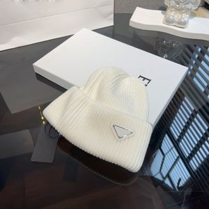 Höst- och vinterullstickad herrar Sporty Style Designer Beanie Hat Women's Cap Candy Triangle Letter Printing For Warmth Casquette