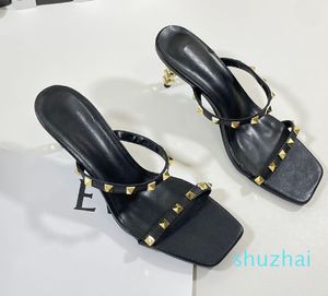 Lyxiga höga klackar designers tofflor mode kvinnor pumpar skor casual designer guld läder besatt spikar slingback höga klackar skor