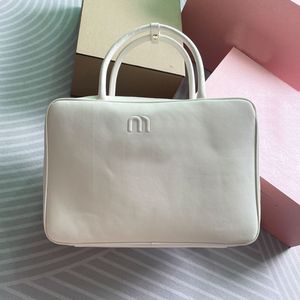 Borsa a mano in pelle Borsa a mano da donna Borsa a tracolla con manico superiore Chiusura con cerniera Lettere impresse Hardware dorato Tasche di grande capacità Borsa da bowling più recente