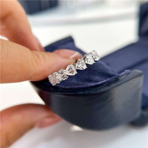 Designerschmuck „Love Row“-Diamantring, herzförmiger Reihenring voller Diamanten, mit 18 Karat Gold vergoldeter Moissanit-Ring aus Sterlingsilber