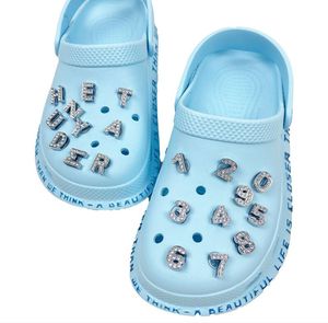 Parti di scarpe Accessori Scarpe Ciondoli per zoccoli Diversi carini Farfalle Fiori Clog Sandali Braccialetti Decorazione Bomboniere Drop D Amubo