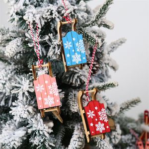 Decorazioni natalizie creative con combinazione di slitte in legno dipinte, confezione regalo, piccolo ciondolo con decorazione per albero di Natale