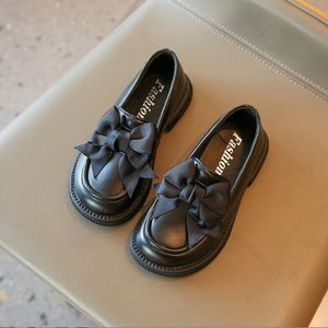 Sneakers barn plattskor barn casual sandaler skol flickor prinsessan pu läder non slip retro ihålig mjuk botten loafer 230914