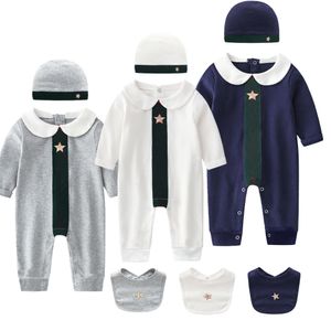 Ny 2023 Spring och Autumn Fashion Style Baby Clothes Cotton Långärmad lapptäcke pojke tjej romper hatt och haklappar 3-delar uppsättningar