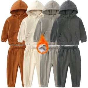 Set di abbigliamento 2023 Inverno Con cappuccio Vestiti caldi per bambini Pantaloni a maniche lunghe solidi Bambini Vestito casual coreano Per ragazzi Ragazze Abiti Abbigliamento sportivo 230914