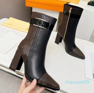 Botas martin botas texturizadas com fivela de chifre, design com zíper, elementos de marca, botas femininas finas e confortáveis de alta qualidade