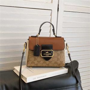 Texture leggera di lusso per le donne 2023 Nuova borsa quadrata portatile versatile per il tempo libero e tracolla monospalla in stile straniero code99