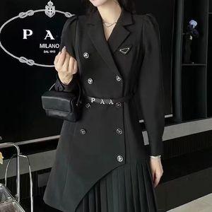 Quality Triangle Designer 2024 Designer High Women's Fashion Double Row Metal Button Pleated Skirt + Letter Belt Dress Tren