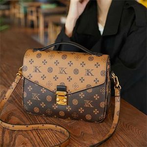 Hong kong couro genuíno um ombro pequeno para as mulheres 2023 novo versátil e moda feminina crossbody handheld carteiro saco b60