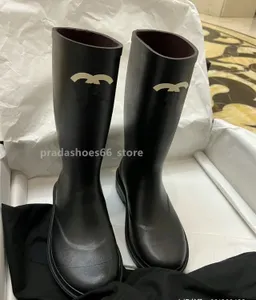 2023 Yeni Kalın Bottom Stil Chelsea Martin Yağmur Botları Ayakkabı Kanalı Moda Rahat Lüks Tasarımcı Kauçuk Ayakkabı Kadın Orta Uzunluk Kısa Çizimler FF