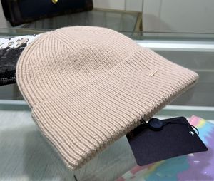 韓国のウールニットハット女性の刺繍レタリングラベルプルオーバーハット秋と冬の帽子コールドハットタイド卸売