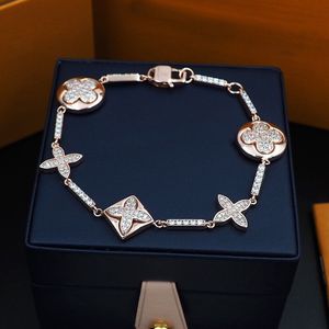 Ny designad Titanium Steel smycken V-Letter Dubbel fyra bladblomma full diamanthalsband sekundär färgarmband mode örhänge designer smycken lv0166