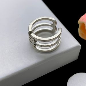 Designer Mens Woman Ring Rib Shaped Ring Fashionabla Creative Hollowed Out Oregelbulär geometri Hip Hop Rings smycken gåvor