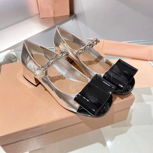 Sandálias de designer moda mules borboleta nó designer senhoras vestido sapatos de borracha pérola decro mulheres sapatos robusto salto tornozelo envoltório feminino sapatos de couro patente casual