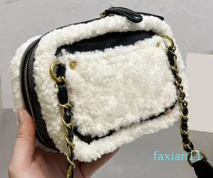 Bolsa quadrada preta com design de couro liso, bolsa de inverno quente, mini bolsa de ombro com zíper, fofa