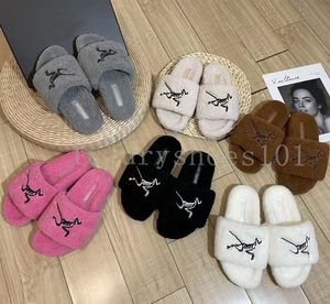 Tasarımcı Kürk İzleme Arcs Fluff Sandal Peluş Antiskid Platform Daireler Lüks Ayakkabılar Kadınlar Sıcak Flip Flipler Kürklü Slaytlar Loafers Teryxs Katırlar