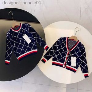 Kvinnors tröjor barn tröja cardigan vinter varma pojke flickor stickade tröjor baby hoodies mode brev huvtröjor 2 stilar storlek 90-150 l230915