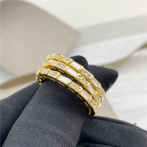 Anel de osso de cobra fritillaria branco em forma de cobra feminino rosa ouro incrustado diamante luz design de luxo anel de dedo indicador em estoque