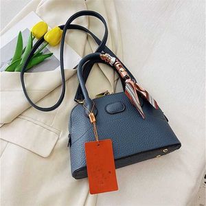 Billig 80% rabatt designer läder axelväskor mode crossbody handväska handväskor handväskor svartrosa präglad väska storlek 22-9-16 cm kod 899