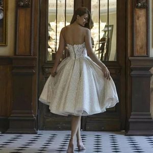 Krótka brokatowa suknia ślubna Elegancka koronkowa aplikacja błyszcząca suknie ślubne z kolan na ramionach Party Party Beach Suknie Bes1330n