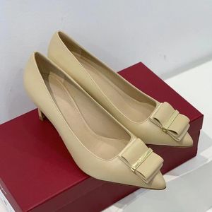 2023 Chaussures pour femmes professionnelles de la mode Talon aiguille Talon haut Bout pointu peu profond Montrer des talons à boucle carrée en métal mince 7.CM Chaussure de robe de banquet élégante