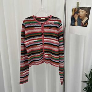 Maglioni da donna 2023 Inizio primavera Nuovo design con lettere all'uncinetto a righe arcobaleno Sensibile di piccole dimensioni Cardigan lavorato a maglia corto per l'industria pesante della dopamina