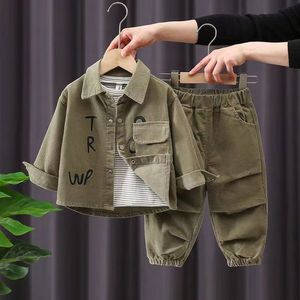 Kläderuppsättningar Boy Autumn Suit 2023 Korean Stilig Baby Spring Fashion Style Coat Western Corduroy Tyg Tvåbit Set 230914