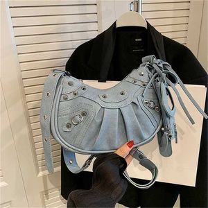 50 % de réduction sur les ventes de liquidation Femmes 2023 Nouvelle locomotive sous les bras Rivet polyvalent Trois en Spicy Girl Une épaule Oblique Cross Fold Sac modèle 148