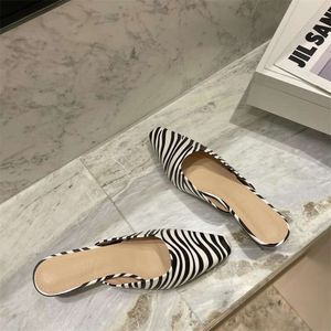 Hausschuhe Frauen Mule Mary Jane Zebra Muster Feste Zehe-bedeckte Slipper Mode Spitz Dame Flache Sandalen Rutschen Schuhe