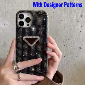 Étuis de téléphone à plaque signalétique triangulaire de luxe pour iPhone 15 Plus 15 Pro Max 15Pro 14Promax 14Plus 14pro 13 pro 12 Pro Max 11 XR Glitter Diamond Designs Pattern Cover