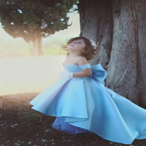 Babyblaue Blumenmädchenkleider, schulterfrei, große Schleife, Hi-Lo-Satin, einfaches Prinzessin-Mädchen-Festzug-Kleid für Kinder, Kleinkind-Kleid, Custom1854