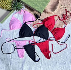 Sexy zweiteiliger Badeanzug, rosa, rot, schwarz, weiß, Bademode, Modeklassiker, weibliche Strandmode, Metall-Bikinis, Designer-Tanga, Biquinis, brasilianische Mikro-Bikini-Sets mit Etikett