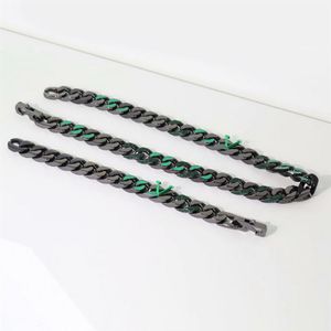 Europe America Men Black-Colour Metal Graved V Initialer Green Emamel Ställa in diamant 2054 Kedjelänkar Halsbandarmband smycken 3186