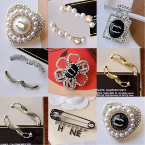 Pins Brooches Brooch for Women Brand Desinger Jewelry Letter Gold Plated Clothing Lapel Heart Flower Shape Pin Fashion Women Wedding Party Jewelry