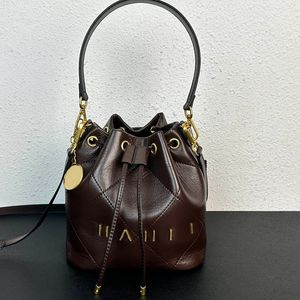 Bärbar minikvinnor hinkväska kohude läder quiltad lyxhandväska strängning vintage klassisk axelväska guld hårdvara crossbody designer väska resväska 21 cm