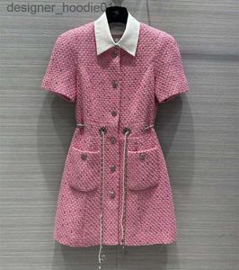 Grundläggande casual klänningar Europeiska och amerikanska kvinnor klänning 2023 sommar ny stil kort hylsa med rosa enstaka bröstmode tweed klänning kappa l230916