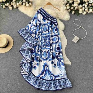 Grundlegende Freizeitkleider 2023 Neue Sommerdesigner Bohemian Asymmetrie Langes Kleid Damen Off Cool Shoulder Blaues und weißes Porzellan Rüschensaum Lose Robe L230916