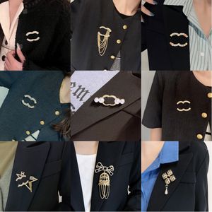 Mode Edelstahl Hochzeitskleid Pins Broschen Berühmte Marke Designer Schmuck Markenbrief Vergoldete Silberbrosche Männer Frauen Weihnachtsgeschenk Schmuck