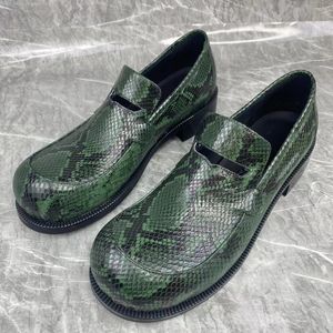 Elbise ayakkabılar İngiliz tarzı yeşil yılan desen gerçek deri moafers erkekler için retro büyük yuvarlak ayak parmağı erkekler elbise ayakkabı parti resmi ayakkabılar 230915