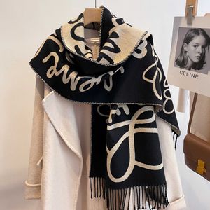 16% rabatt på halsduk Ny bokstaven Tassel Winter Warm Core Garn Scarf Thicked Women's Neck Autumn/Winter Air Conditioning sjal