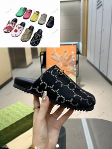 Lyxiga tofflor Slide varumärkesdesigners Kvinnor Damgummi ihåliga plattform Sandaler Flip flops med lnterlocking scuffs g härlig soliga strandkvinnor tofflor