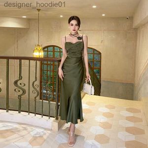 Grundläggande avslappnade klänningar Casual Dresses Floral Chocker bifogade satin Cami Maxi Dress Elegant Olive Color L230916