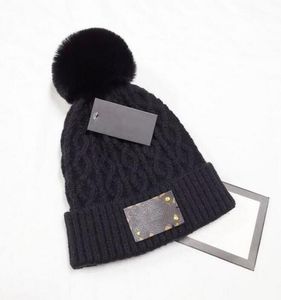 Designer Wool Hat Högkvalitativ utförande och värme med ullstickning CAP NFC ENKLUTIKT Webbplats inomhus och utomhuskläder trendig och fashionabla M66