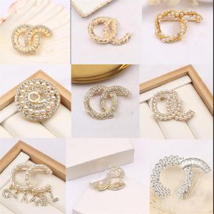 20colors Famous Brand Designer Charm Double Letter Gold Silver Multicolor Pearl Brooch Women Pearl Rhinestone Brooch Suit Pin Fash230k